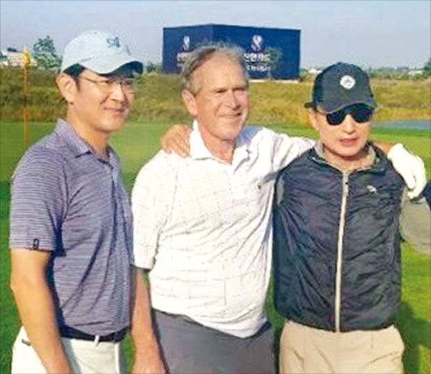 이재용 삼성전자 부회장(왼쪽)이 2015년 10월 방한한 조지 W. 부시 전 미국 대통령(가운데), 이명박 전 대통령과 골프 회동을 하며 기념 사진을 찍고 있다. /사진=연합뉴스