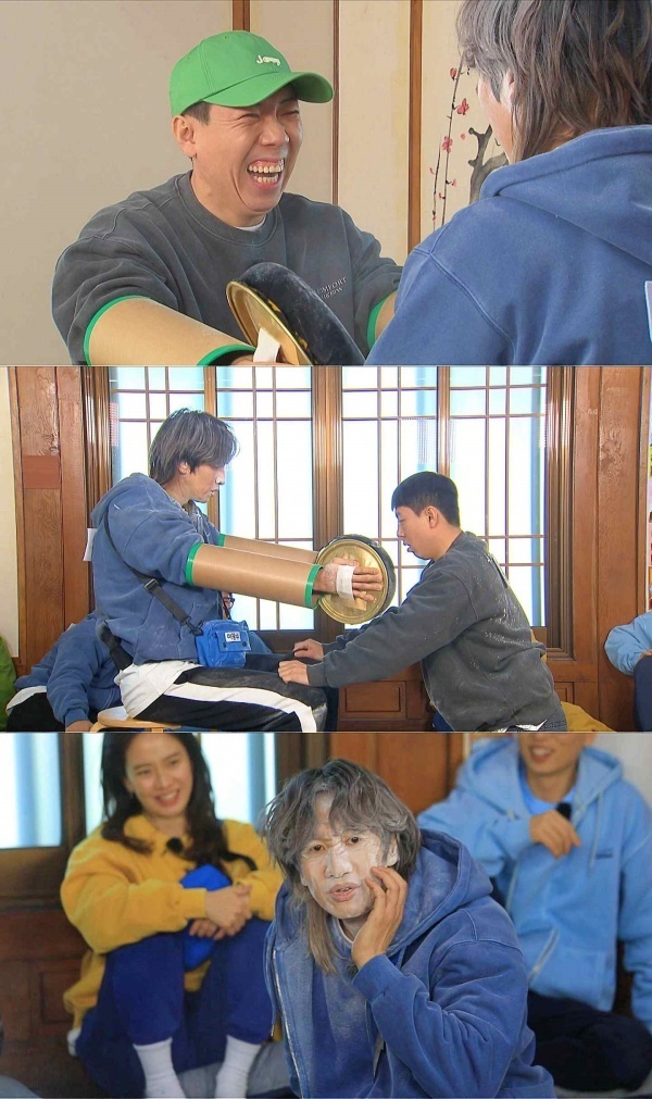 Lee Kwang-soo is Helpless by Yang Se-chan.On SBSs Running Man, which will be broadcast on March 7, a Wheat wheat flour bomb showdown between Lee Kwang-soo, the official foul king, and Yang Se-chan, the person who can raise the medicine, will be held.The recent recordings provided an opportunity to acquire hints by a one-on-one airborne shift using Wheat wheat flour.As soon as the mission was released, the members prayed that they would not be against Lee Kwang-soo, saying, Is not it Lee Kwang-soos Game?In the end, Lee Kwang-soos opponent was Yang Se-chan, who was on the rise last week as a stock-rich man, and unlike everyones expectation, Yang Se-chan succeeded in suppressing the steamer by offering a humiliating Wheat wheat flour bomb to Lee Kwang-soo from the practice Game.When the full-scale confrontation began, Yang Se-chan made the members laugh by showing the fact that he was concentrating only on Lee Kwang-soos face while leaving the rule behind.When Lee Kwang-soo, who can not stand it, protested, Is this right? Yang made Lee Kwang-soo more confused with the unknowing praise that this brother comes in deliciously and I can succeed if I do a little more.