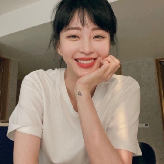 Actor Han Ye-seul flaunts radiant beautiful looks in ordinary routineHan Ye-seul posted a picture on his instagram on the 7th with an article entitled Gel Like Time.In the photo, Han Ye-seul is smiling brightly at the camera with his white T-shirt tied back.Beautiful looks and lovely smiles that illuminate the surroundings even though they are ordinary everyday.Meanwhile, Han Ye-seul appeared on the SBS drama Big Issues, which ended in May 2019.Last year, he acted as an MC for MBC entertainment program Sisters Rice Long and has been communicating with fans through SNS and personal YouTube channels.Photo Han Ye-seul Instagram