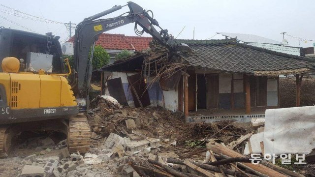 전남 곡성군 농촌의 빈집을 중장비로 철거하는 모습. 동아일보 DB