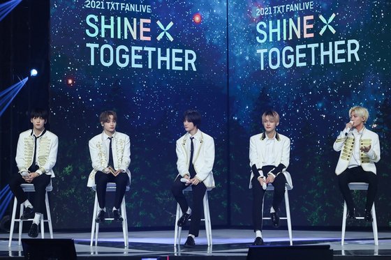 Group TOMORROW X Twogether is the second FanLove Live with Moa (MOA) around the world!2021 TXT FANLIVE SHINE X Twogether was successfully performed.TOMORROW X Twogether (Subin, Yeonjun, Bumgyu, Taehyun, and Huning Kai) held 2021 TXT FANLIVE SHINE X Twogether on the 6th.Last year, the five members who had their first FanLove Live! since debut with the 2020 TXT FANLIVE DREAM X Twogether have accumulated special memories with Moa (MOA) who met in more than a year through this FanLove Live!This FanLove Live! is decorated with the Summertime of Moa and five members who left for the star.Members discussed Moas wishes, such as surfing the cheering pole, leaving photos Twogether, and listening to the worries, and discussed the MOAS Wishlist, which was directly implemented by members, MOAS Top Pick, which solved the quiz on the best moment of TOMORROW X Twogether selected by Moa, and which of the cool and fatal concepts fit better. I enjoyed a variety of corners and had a happy time with Moa.The performance was also rich.Starting with Wishlist, many stages such as lost the weather, Poppin Star, Cat & Dog, Roller Coaster, Hagil, Mirror in the Mirror filled FanLove Live!In particular, the first release of the song Dream Chapter: ETERNITY released in May last year and the first self-titled song of five members, Mirrors in the Mirror, was released through FanLove Live!After a long summertime, it was revealed that the star that TOMORROW X Twogether was looking for was Moa, and the members conveyed their sincerity through the letter.I am very grateful to the members who have been standing here and Moa who waited for me while preparing for this Summertime, I seem to be trying to grow all the time thanks to my precious family, members, and Moa, I am really grateful for the TOMORROW X Twogether to exist, I want to be a necessary being for memory and Moa, Moa I will try not to let you down. Surprise video for TOMORROW X Twogether has also been released.Moa left a message of support in handwriting for the five members who faced the empty seats due to Corona 19.The members said, I was very excited to meet you for a long time, but I am really grateful for preparing such a big gift.TOMORROW X Twogether finally said, I was happy to see you in a long time. I once again felt that TOMORROW X Twogether was nothing without Moa.I am grateful for your support, and I will try hard until I can meet more Moa in person. I successfully completed FanLove Live!Meanwhile, TOMORROW X Twogether, which debuted in March 2019 as Dream Chapter: STAR, proved to be a global super rookie by achieving 10 rookie awards in the first year of debut.In addition, the third mini album minisode1: Blue Hour released in October last year, ranked 25th on the US Billboard main album chart Billboard 200 and 173th on Japan Regular 1st album STILL DREAMING released in January, confirming that it is the 4th generation idol representative.