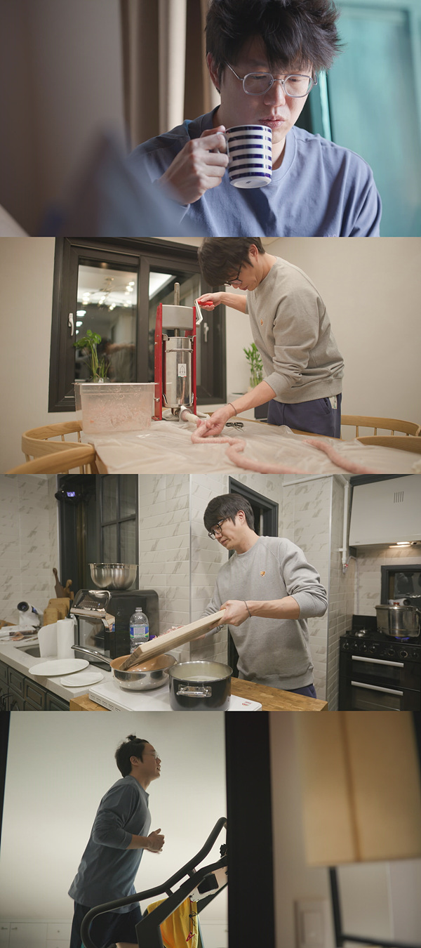 Singer Sung Si-kyung unveils new home after moving inOn TVNs On and Off, which airs on March 9, Sung Si-kyung will unveil his first house to move in, and also make a Top Model to create a homemade Sausage.Sung Si-kyung, who has a morning in a house full of nature affinity chromatography birds, plans to show ransom houses.From morning coffee to newly prepared indoor exercise space, it is expected to offer a lot of sightseeing around the house.Sung Si-kyung is lonely with cushions and arm pillows in his bedroom, and he is saddened by the studio. He is expected to laugh with a funny situation that he can not come down from the treadmill while exercising with apple hair.Sung Si-kyung, who was reborn as a sex breadball last year after acquiring a certificate of confectionery technician, will top model to make homemade Sausage.Sung Si-kyung says he was interested in talking to an acquaintance who runs a hamburger shop and said he was the top model in making homemade Sausage.Confidence also raises questions for a while, saying that it was the first time to be embarrassed by cooking in the life of Sungsik (Sexual) Young.The studio cast, who watched this, was surprised that this visual is the first time I see it on the air.The ending of the first homemade Sausage Top Model of Sung Si-kyung table can be confirmed through broadcasting.On the other hand, on the 9th broadcast, the daily life of the child who showed his sister and sister Kimi and the daily life of the delicious meat Duckhoo Don Spike are revealed together.