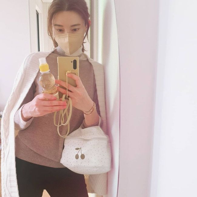 Actor Shilla has revealed preparations for her daughter Ain to go out.Shilla posted on his Instagram on the 7th, OOTD to walk in front of Ina and Porororangs house.The diaper bag is still a necessity, Shilla said.When can I take off the diaper? He added, I will go out with the owner who does not take a second next to the jazzal and has a speech.The photo shows Shilla going out to play with her daughter Ain in front of the house, where childrens favorite drinks and diaper bags stand out.Meanwhile, Shilla marriages Actor Ju Sang Book in 2017 and has a daughter, Ain, in 2018.