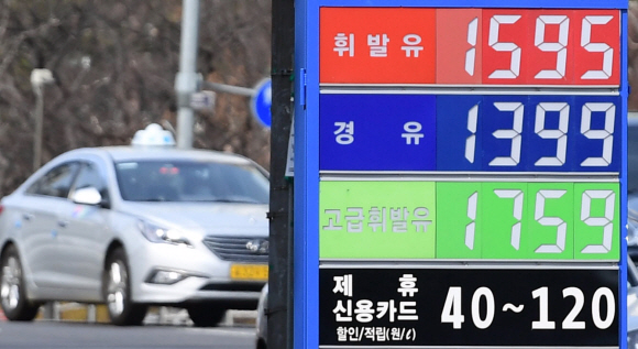 전국 주유소 휘발유 평균 가격이 15주 연속 상승세인 가운데 7일 서울 시내 한 주유소에 유가정보가 안내돼 있다. 2021. 3. 7 박윤슬 기자 seul@seoul.co.kr