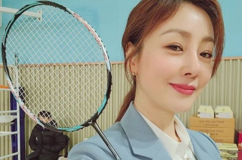 Actor Oh Na-ra has revealed the recent appearance of Beautiful looks while she is fresh.On the 7th, Oh Na-ra posted a picture with her article Ra Youngja Coach Racket Boys # through her instagram .In the photo, Oh Na-ra is staring at the camera with a blue jacket and a racket. During the time of the oh na-ra, Beautiful looks and fresh charm catch her eye.The netizens responded that they were too pretty and good fit.On the other hand, Oh Na-ra will find fans as coach of Ra Young-ja of SBS drama Rocket Boys.
