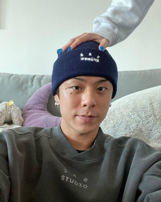 Rapper Beenzino has been on the latest occasion.Beenzino posted several photos on his Instagram on March 8 with an article entitled Wounding Your Head these days.Beenzino in the open photo is staring at the camera with a beanie and a playful look.In the following photo, his lover Stephanie Michobas hair covers Beenzinos face and causes an optical illusion as if it were long hair.This is similar to the best standard headstyle of comedian Kim Hae-joon, who has recently gained popularity, and caused fans to laugh.Beenzino also showed wit, adding: Sharraut to The Best Standard and Little Girl.Beenzino, meanwhile, has been in public love with model Stephanie Michova since 2015, when the pair appeared on TVNs entertainment show On and Off last year to reveal their daily lives.