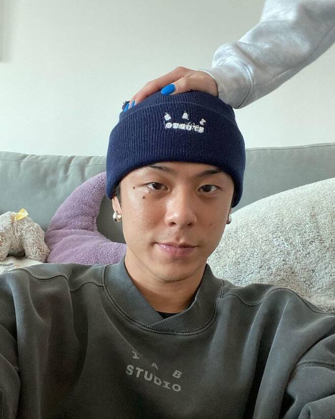 Rapper Beenzino has been on the latest occasion.Beenzino posted several photos on his Instagram on March 8 with an article entitled Wounding Your Head these days.Beenzino in the open photo is staring at the camera with a beanie and a playful look.In the following photo, his lover Stephanie Michobas hair covers Beenzinos face and causes an optical illusion as if it were long hair.This is similar to the best standard headstyle of comedian Kim Hae-joon, who has recently gained popularity, and caused fans to laugh.Beenzino also showed wit, adding: Sharraut to The Best Standard and Little Girl.Beenzino, meanwhile, has been in public love with model Stephanie Michova since 2015, when the pair appeared on TVNs entertainment show On and Off last year to reveal their daily lives.