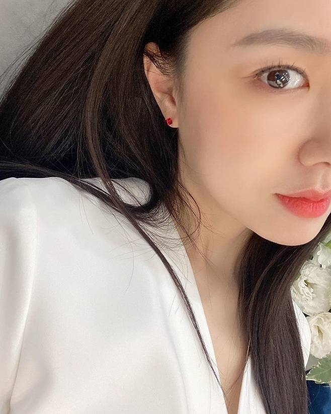 Actor Seo Ji-hye showed off her beautiful looks on her half face as well.Seo Ji-hye posted two photos on his Instagram on March 8 with the phrase on shooting.In the photo, Seo Ji-hye is smiling lightly on set, with charming eyes and a shrewd beautiful visual that thrilled fans.The netizens who saw this responded such as Goddess itself and Cute and sophisticated.