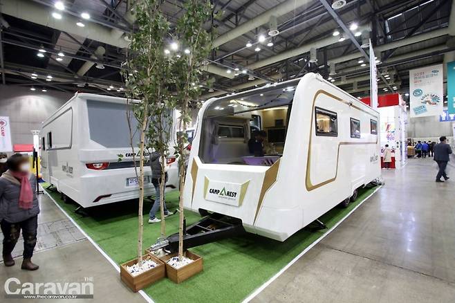 정박형 카라반 CAMP 4REST, 시원스러운 전면창이 특징이다
