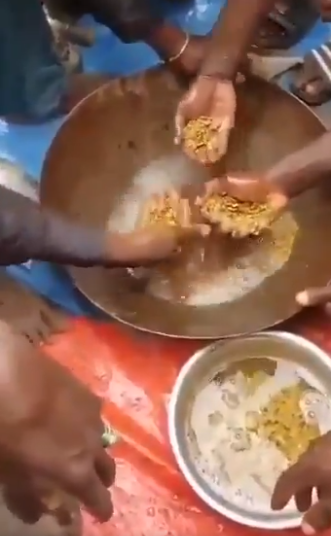 아프리카 콩고 키부에서 금광산이 발견돼 수천 명의 주민들이 몰려들었다. 사진='AhmadAlgohbary' 트위터 캡처.