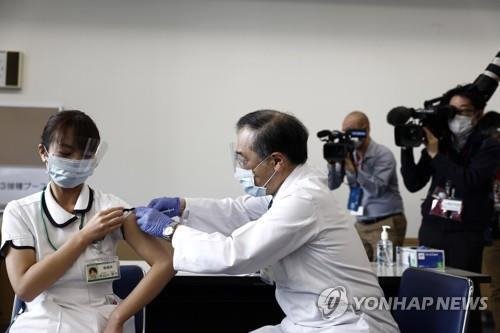 일본 교토 소재 한 병원은 인슐린용 주사기를 쓰면 화이자 백신 1병당 7명까지 접종할 수 있다고 밝혔다. [EPA=연합뉴스]