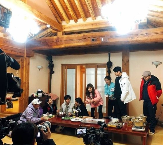 Actor Choi Sung-kuk has recited the Burning Youth content as Sport Club do Recipe.Choi Sung-kuk released a photo of SBS Burning Youth recording on March 9th through his instagram.The photo shows members who taste the beijing duck. Even a single picture feels a cheerful atmosphere.In another photo, Choi Sung-kuk is in the midst of cooking alone in the yard; his efforts for the members stand out.I was called by Lee Ha-Neul (Kim Ha-neul) right next to the Paju house where I was shooting, and I came.(Lee) I asked the sky to buy some dinner, and it is a lot, he laughed at Sport Club do Recipe.It became a duck, a stove, a plausible beijing duck that hung on a tree all day long; it was a very popular explosion.The netizens who responded to this responded with a witty response such as Todays broadcast was also played by Sport Club do Recipe, Lee Ha-Neul, beijing duck, Park Yoon-hee is already being played by Sport Club do Recipe and I know the result, so I can see the process.