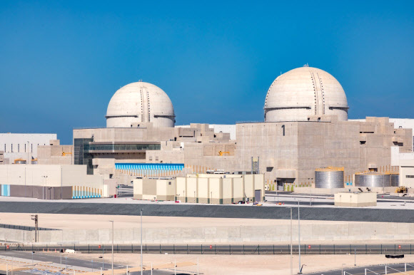 ‘한국 수출 1호’ UAE 바라카 원전 1호기 첫 송전  - 한국이 수출한 첫 원자력발전소인 아랍에미리트(UAE) 바라카 원전 1호기의 모습. 원전 주 계약자인 한국전력과 발주자 UAE원자력공사(ENEC)는 바라카 원전 1호기가 처음으로 송전에 성공했다고 19일 밝혔다.연합뉴스