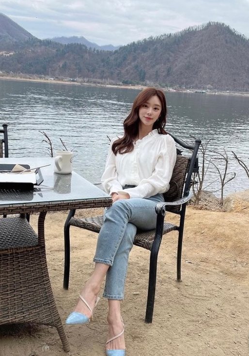 Actor Lee Ju-bin reveals the routine of beautiful looksLee Ju-bin posted several photos on his SNS on the 9th day with the article Wilding.Lee Ju-bin in the public photo is styled with a white blouse, light denim pants and wave hair. He enjoys a relaxed smile in the background of the scenery.A pure yet urban look catches the eye.Meanwhile, Lee Ju-bin appeared as Lee Hyo-joo in JTBC Drama Senior, Dont wear lipstick which last 9th day.
