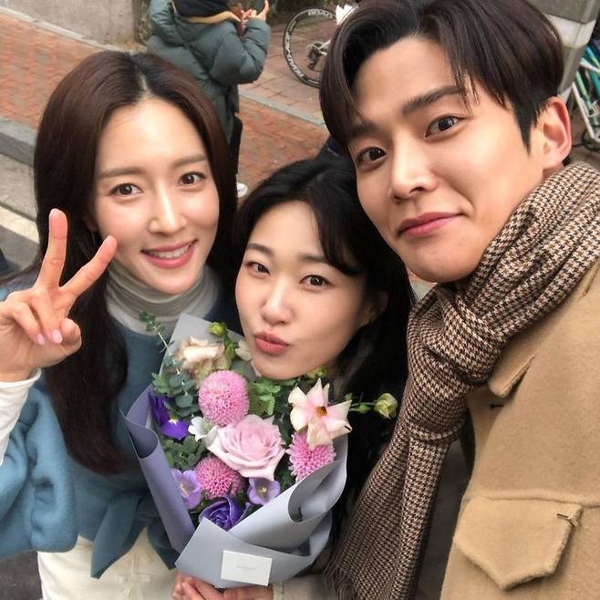 Actor Wang Bit-na released Ha Yoon-kyung, RO WOON and Sam Brother and Sister shots.Wang Bit-na uploaded two photos to her Instagram on March 9, along with the phrase Brother and Sister Forever.Wang Bit-na in the photo is making Ha Yoon-kyung, RO WOON and Hearts; the three were impressed with their bright smiles and warm visuals.Wang Bit-na said, I think its just started, but its already over until the last broadcast.I sincerely thank you for watching Do not apply that lipstick, senior in the meantime. Park Hae-sun, who saw this, commented, Wow Yoon Kyung-yi and Kim Han-na commented, I was so sorry I did not see you on the film.
