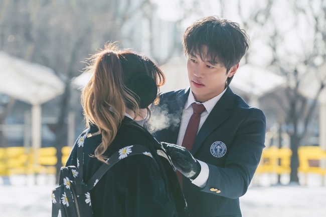 Choi Kang-hee and Eum Moon-suk were captured on a surprise uniform Date.KBS 2TV drama Hello?I am! (playplay by Yoo Song-i/director Lee Hyun-seok/production Beyond Jay, Ace Maker Movie Works) In the 7th episode, 37-year-old Hani (Choi Kang-hee) and top star Sony Corporation (Eum Moon-suk) appear enjoying uniform Date in a romantic atmosphere in the snow field.In this regard, Hani and Sony Corporation in the steel released by the production team on the 9th are enjoying Date in the snow field without anyone, and they are making the happiest expression in the world.Hani and Sony Corporation have started with a top star relationship with Akpler and have continued to encounter the 17-year-old Hani (Lee Re Boon) with an accident bundle.In the meantime, the sudden appearance of enjoying Date in the uniform, while curiosity is curious, it is expected to make viewers excited by the romantic appearance of enjoying snowball fights in the snow field without anyone, and to explode the curiosity about what happened between these two.In particular, Sony Corporation looks at Hani with a serious expression and approaches him, and it is drawing more attention because it is producing a situation where something is likely to happen soon.Viewers are paying attention to the pure desire of Sony Corporation, which had a crush on Hani when he was in high school.