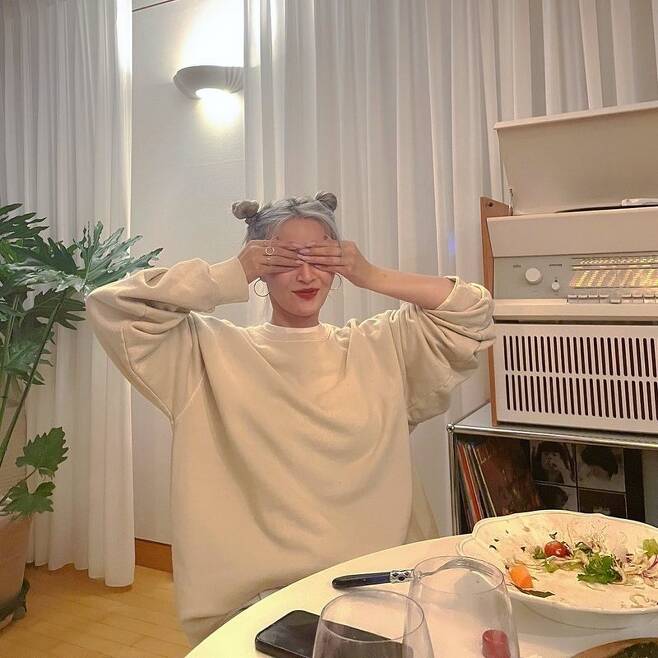 Singer Huang Bo shared a cute routine.Huang Bo posted a picture on his Instagram on March 10 with the phrase cute pretend.Huang Bo in the photo is covering his eyes with his Pucci head, which brings up the mothers smile of those who look shy.The netizens who saw this responded such as the hidden cute side and the real pretty.