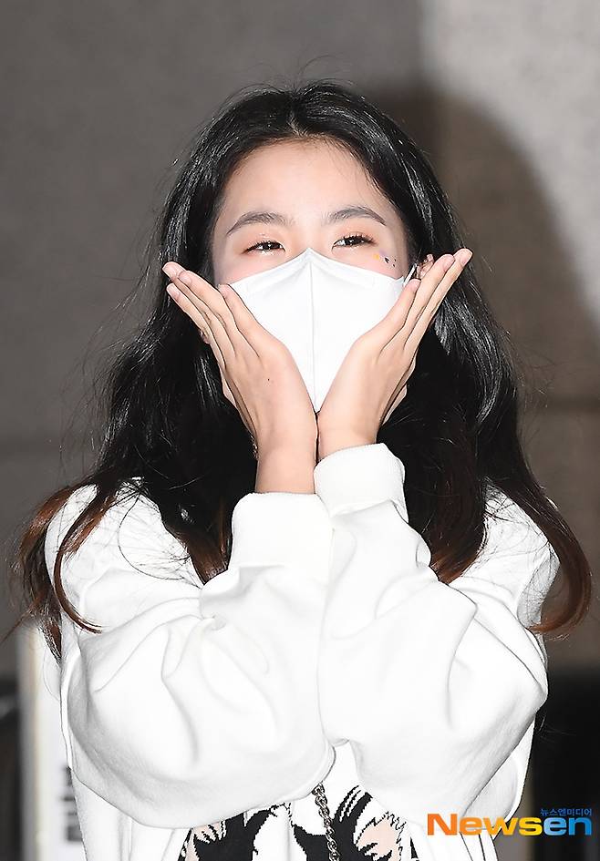 Singer Oh Yoo-Jin attended the MBC M Show Champion schedule held at MBC Dream Center in Dong-gu, Ilsan, Goyang, Gyeonggi Province on the afternoon of March 10.