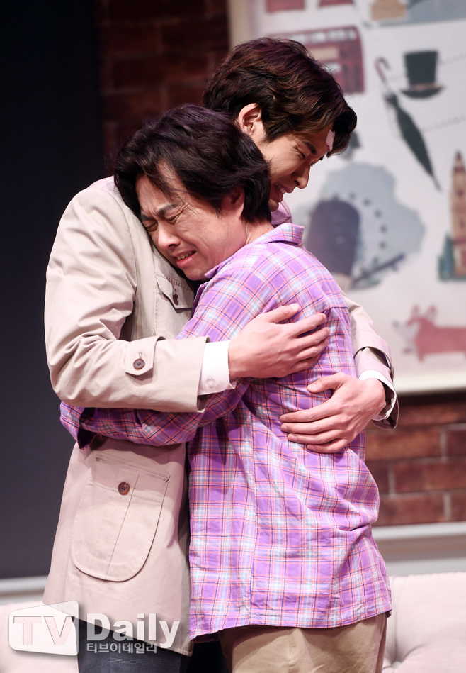 Play Special Liar scene demonstration and meeting were held at Baekam Art Hall in Samsung-dong, Gangnam-gu, Seoul on the afternoon of the 10th.Actor Jung Tae-woo, Jung Gyu-woon, Tei, Seo Hyun Chul, Kim Min-kyo, Kim In-kwon, Oh Se-mi, Shin So-yul, Actor Hee, Narsa, Lee Ju-yeon, Park Jung-hwa, Lee Han-wi, Kim Won-sik, Lee Do-guk, Hong Seok-cheon and Cho Chan-young attended the show.Play Special Liar is a translation and adaptation of Ray Cooneys play Run for Your Wife.It is an upgraded version of Liar, which has been loved for 20 years as National Play.Play Special Liar, which will be specially decorated as part of the project to raise the perfection of the nation, is a work commemorating the 25th anniversary of Papa Productions.It is a popular performance that has been loved for a long time as it is a story that deceives and deceives each other as the lie begins, and the main character is caught up in his lie, causing laughter and giving pleasure to the audience.