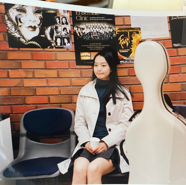 Actor Shin Min-a has larged photos of the past.On the 10th, Shin Min-a posted several photos without any comment through his instagram.In the public photos, Shin Min-as past photos are included, and it is still proud of pure and clean beauty at that time and now.This post was interviewed by Gong Hyo-jin, who said, Pure and clean, and the hugeness attracted attention by commenting Agi Min-ah.Meanwhile, Shin Min-a has been in public love with Kim Woo-bin since 2015, and is about to release the movie Leave.