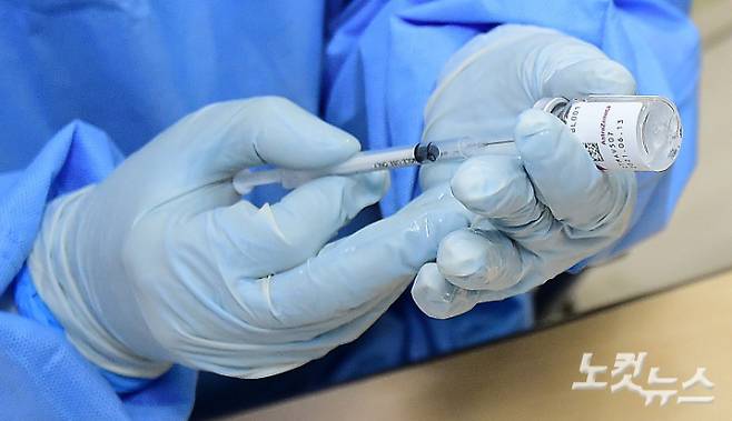 의료진이 아스트라제네카(AZ) 백신을 주사기에 담고 있다. 박종민 기자