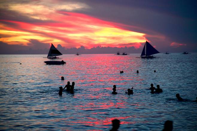 열대행 티켓을 사서 들어간 필리핀 보라카이 해변과 석양은 여전했고, 꿈인 것 역시 여전했다