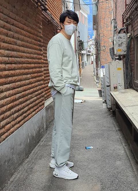 Actor Kim Su-ro says he lost 11kgOn the 12th, Kim Su-ro posted a picture on his Instagram with an article entitled 11kg weight loss. 4 months and a half Exercise.Kim Su-ro, who was in the public photo, wrote Mask but caught his eye by revealing his face that was missing. The loose pants made him realize that his body was slimmer overall.Kim Su-ro said last month that he was treated with a waist disk, saying, It was the first time I had a left leg and had a night with a floating eye.Meanwhile, Kim Su-ro recently appeared on MBC Im glad I do not fight.Photo Kim Su-ro SNS