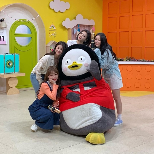 Is this a real story?Pengsoo and Brave Girls met.On the 11th, Pengsoo Instagram posted a picture with the article Is it true that Rollin Rollin Pengsoo and Brave Girls meet?The photo shows Pengsoo and Brave Girls posing affectionately. The meeting of the mainstream raises questions.Meanwhile, Pengsoo is loved by YouTube channel Giant Pen TV, and Brave Girls has recently emerged as a trend with Rolin running backwards.