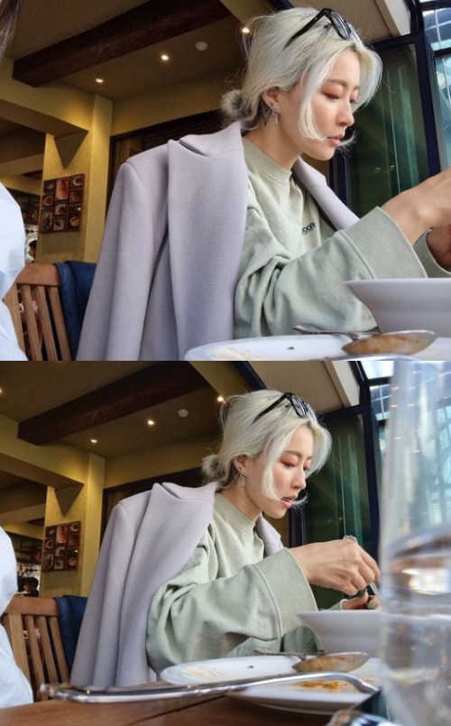 Singer-turned-broadcaster Huang Bo showed off her sophisticated beautiful looks.Huang Bo posted several photos on his 12th day with an article entitled Friend Phone Angle on his instagram.Huang Bo in the public photo is having a good time at a restaurant with Friend.Huang Bo is savoring food with a serious look, and also captivates her with her hiccupy hair color close to white hair and her roughly tied hairstyle.Meanwhile, Huang Bo has recently signed an exclusive contract with YG K Plus and will be active.Huang Bo SNS