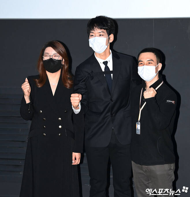 EMK Kim Ji-won, vice president of EMK Kim Ji-won, musical actors Kai and Oh Yoon-dong, who attended the media preview of the movie Monte Cristo: The Musical Live held at CGV Yongsan I-Park Mall in Seoul on the afternoon of the 12th, have photo time.
