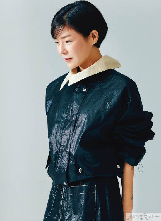 톱 14만7천원, 스커트 6만9천원 모두 UTG.