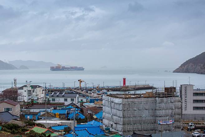 공항 건설에 탄력이 붙으면서 가덕도 곳곳에 공사판이 벌어지고 있는 모습. 가덕도 원주민들은 "보상을 노리고 들어온 외부인들"이라고 말했다. / 이신영 영상미디어 기자