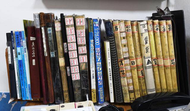 김윤성(80) 금성부동산 대표가 갖고 있는 1970~80년대 아파트 매매 일지. 배우한 기자
