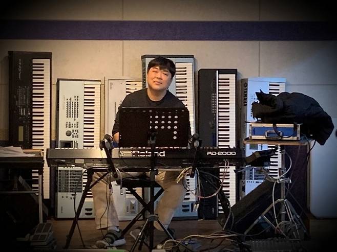 강화성은 그간 롤랜드에서 야마하, 가와이, 커즈와일 등등 다양한 기종을 경험했다.