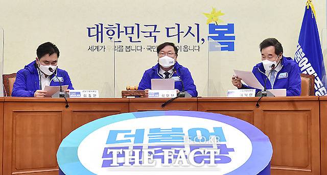 발언하는 김태년 당대표 직무대행(가운데).