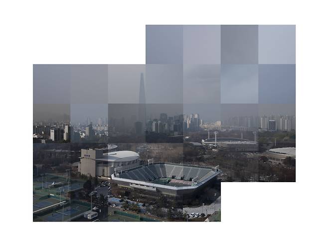한기애 작가가 1년 중 미세먼지 농도가 높은 날 서울의 풍경을 모아서 만든 사진 작품 '13월'. 한기애