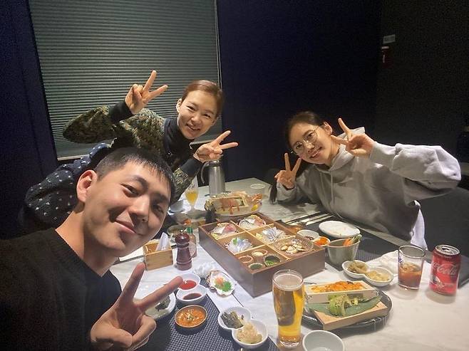 Actor Choo Ja-hyun has gathered in one place with Yeri Han and Shin Jae-ha.Choo Ja-hyun posted a picture on his instagram on March 15 with an article entitled Super real My Brother and Sister ~ I will go crazy and I will go crazy.In the photo, there were pictures of Choo Ja-hyun, Yeri Han and Shin Jae-ha who met at the Japanese restaurant.Choo Ja-hyun, wearing a hooded T-shirt and glasses, boasts a glowing beauty despite her modest outfit and is smiling brightly at the camera with Yeri Han and Shin Jae-ha.The three men appear to have gathered on the holiday of Shin Jae-ha, who is serving in the military after enlisting in active duty last November.They appeared on the TVN drama Family (though not much is known) which was broadcast in July last year as Sam Brother and Sister.The drama is over, but it still continues its sticky friendship.