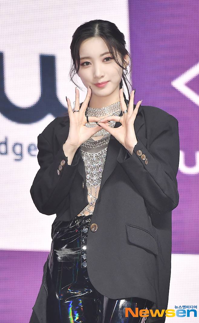 The debut showcase for the new girl group Purple Kiss (Lee Re, Yuki, Chaein, Na Go Eun, City, Suan, Park Ji-eun) was held at Yes24 Live Hall in Gwangjin-su, Seoul, on the afternoon of March 15Purple Kiss Yuki is responding to the photo poseMeanwhile, Purple Kiss debut song Ponzona is a new fusion Urban Hiphop genre song that combines classical violin, piano, grooved rhythm and dreamy sound.As it means dog in Spanish, Purple Kiss has a commitment to paint the world with their charm, and at the same time, it is aspiration that it will not be able to get out of Purple Kiss as the poison spreads.