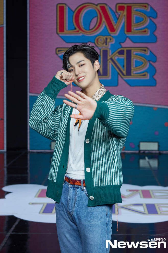 Pentagons 11th mini album LOVE or TAKE release commemorative media showcase was held on the afternoon of March 15th, non-face-to-face online.Pentagon poses during photo time on the day.Photos: Cube Entertainment
