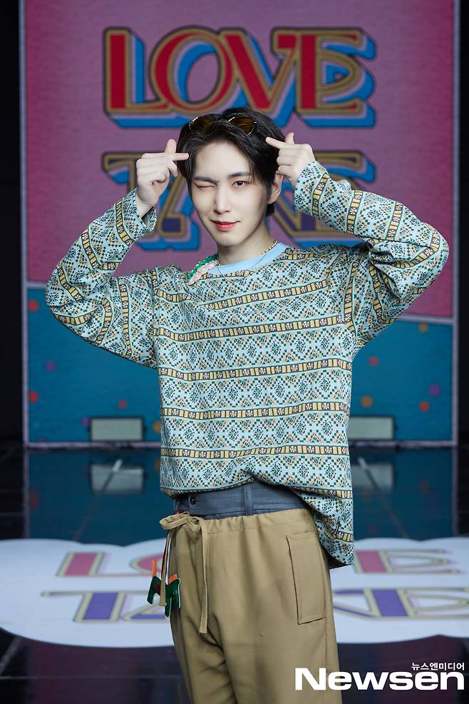 Pentagons 11th Mini album LOVE or TAKE release media showcase was held online on March 15th.Pentagon poses during photo time on the day.Photos: Cube Entertainment