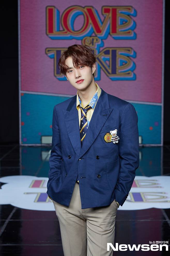 Pentagons 11th Mini album LOVE or TAKE release media showcase was held online on March 15th.Pentagon poses during photo time on the day.Photos: Cube Entertainment