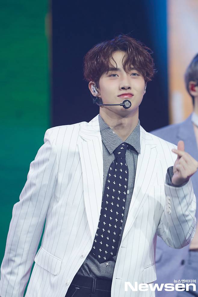 Pentagons 11th Mini album LOVE or TAKE was released on the afternoon of March 15th as Non-Contact Online.Pentagon is showing off the showcase stage on the day.Photos: Cube Entertainment