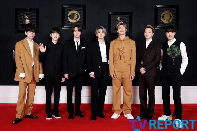 The group BTS participated in the red carpet of the 63rd Grammy Awards (GRAMMY AWARDS) online on the 15th (Korea time).The Best Pop Duo/Group Performance section, which was nominated by BTS on the day, was won by Lady Gaga and Ariana Grandes Rain on Me.Meanwhile, BTS will perform solo performances with Dynamite at the Grammy Awards.