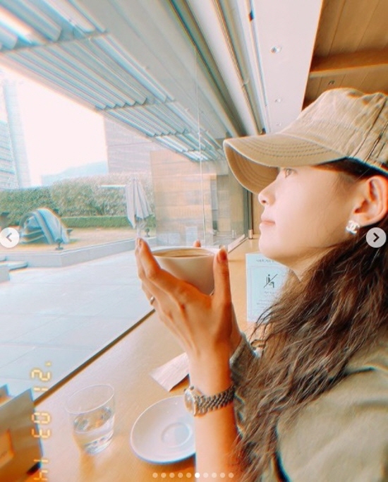 Actor Go Ah-ra flaunts neat beautyGo Ah-ra posted several photos on Instagram on Saturday with Hashtag: #Happy #Family #Flower.In the photo, Go Ah-ra is wearing a hat and looking out the window and drinking tea. It has a pure charm.Long wave hair, clean skin and clear features are visible.Go Ah-ra appeared in the drama Dodo Solar Sol.Photo: Go Ah-ra Instagram