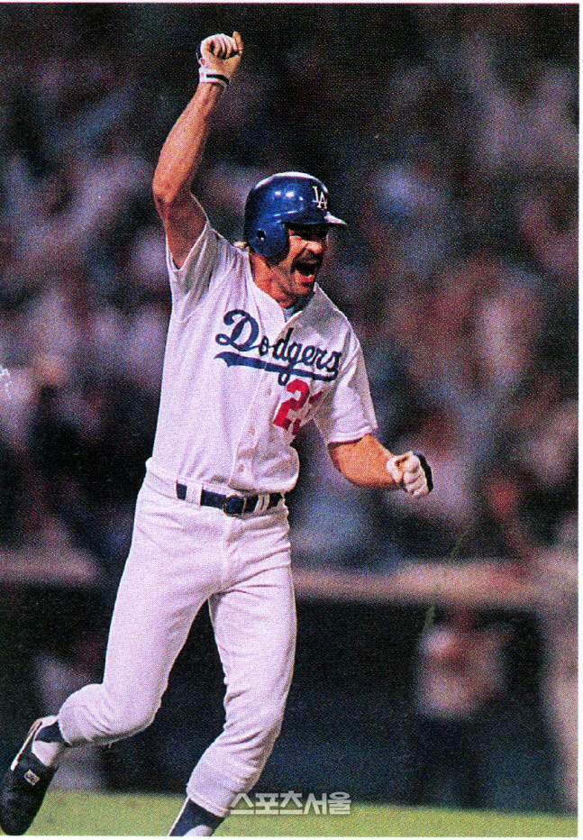 1988년 월드시리즈 1차전에서 다리를 절룩거리며 대타로 등장해 오클랜드 마무리 데니스 에커슬리로부터 끝내기 홈런을 치고 베이스를 돌고 있는 LA 다저스 커크 깁슨. AP연합뉴스
