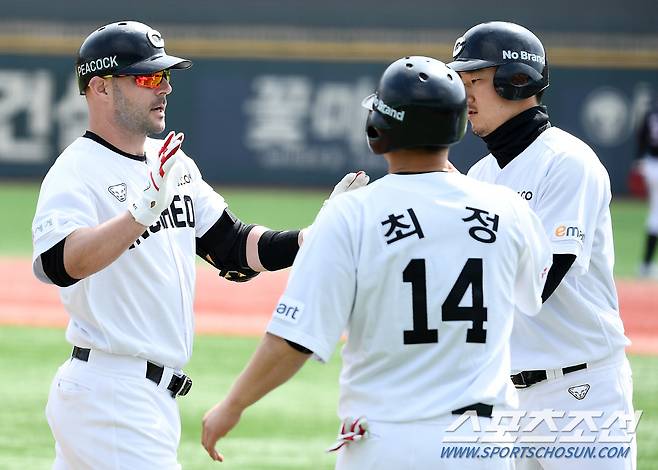 KT 위즈와 SSG 랜더스의 연습경기가 14일 울산 문수야구장에서 열렸다. 1회초 무사 만루 SSG 로맥이 만루포를 날린 뒤 그라운드를 돌고 있다. 울산=박재만 기자 pjm@sportschosun.com/2021.03.14/