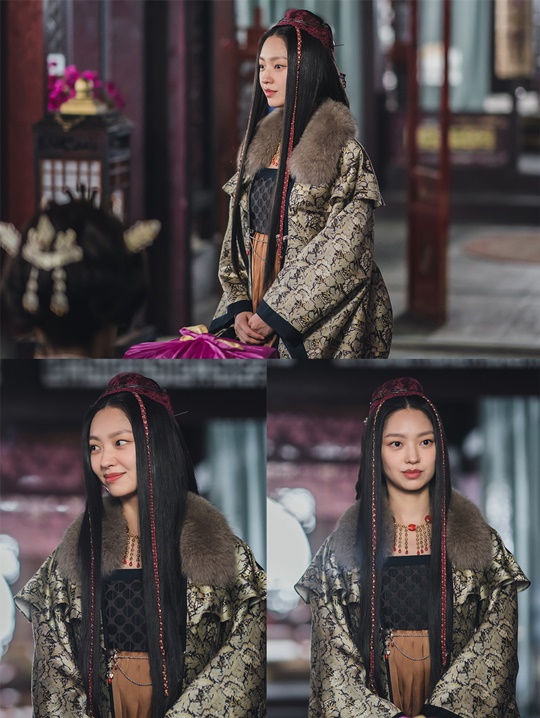 Choi You-Whas behind-the-scenes cut of the Moon Rising River has been released.KBS 2TV Wall Street drama The River with the Moon is a fusion historical drama romance that draws the love of Princess Pyeong-gang (Kim So-hyun), who was the whole of Goguryeos life, and General Ondal (Nin-woo) who made love history.In the last episode 9, the national marriage of Pyeong-gang Princess and General Goh Kun (Lee Ji-hoon) was mentioned, and this led to a scene in which the Hamoyong (Choi You-Wha) who is wary of the power of the red peppers will grow any more.Choi You-Wha in the behind-the-scenes cut is a colorful yet antique garment that focuses attention on its beautiful appearance.It has a brilliant smile on the mouth with a brilliant eye that is not disturbed, and boasts a perfect synchro rate with a hat character with a bold spirit.Hamo-yong, who has an excellent talent for achieving what he wants by using peoples psychology, raises his curiosity vertically about what he is in the process of approaching to capture the hearts of Jinbi (King Shin-na) and Hyun-bi (Ki Eun-se).Choi You-Wha plays a role in the play, and he is a person who plays the politics of Goguryeo with his ability to deal with herbs and excellent information.However, the shocking reversal that Haemo Yong, who was wrapped in veil, was actually a spy of Silla and hid his identity to infiltrate Goguryeo and entered the Yangnyeo of Haejiwol, is revealed, raising expectations for the exciting drama development to continue in the future.Meanwhile, The Moon Rising River, which is loved by adding fun as it continues to show, will air today (16th) at 9:30 pm.