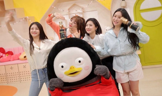 EBS popular character Pengsoo and the recently popular girl group Brave Girls met.On the 15th, Pengsoos official Instagram en A Raleigh Raleigh ~ > <#Brave Girls #Pengsoo # Rollin # Giant Pentv # Watermangangaori # Asagaori was posted.In the open photo, Pengsoo, who met Brave Girls, is enjoying a free time in the studio and is having a good time together.Especially, the beauty and warm atmosphere of Brave Girls, which stands out from afar, attracts attention.The netizens who saw this showed various reactions such as the leader of fashion, Thank you for Pengsoo and Meeting with Mario Star.Meanwhile, Brave Girls has been a huge hit with the recent back-row of Rollin (Rollin).