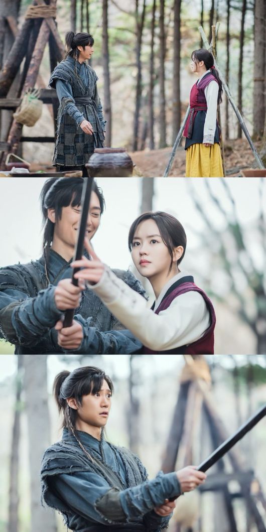 The Moon Rising River Kim So-hyun teaches Na In-woo Martial artsOn the 16th, KBS 2TV Mon-Tue drama The River on the Moon (playplayed by Han Ji-hoon, directed by Yoon Sang-ho) will be broadcast 10 times.The River on the Moon is a drama that revived the story of Princess Pyeong-gang (Kim So-hyun) and General Ondal (Na In-woo) left in the Goguryeo tale to the home theater, and has been loved by viewers since the first broadcast.In the last broadcast, Pyeong-gang, who announced his marriage to Ondal, was shown coming into the ghost bone with his excursion; faked (?) from the ghost bone to make sure everyone was deceived.Pyeong-gang, who started honeymoon, and the time of Ondals sweet time made viewers smile.On the same day, the Moon Rising River side reveals the steel cut that captured Pyeong-gang and Ondals Martial arts training.The two chemistry, which is felt at the scene of a heated martial arts training, makes the hearts of the viewers jump.The photo shows Pyeong-gang, who teaches Ondal how to catch Caln.Pyeong-gang, who seriously treats Caln, and the contrast of the on-month, which is still unfamiliar to Caln, attracts attention.Ondal, who lived a life that was not related to swords according to the will of Pyeong-gang and his father, General On-hyeop (Kang Hee-min), who had learned Martial arts since childhood and climbed to the highest watering place.Why does Pyeong-gang teach Ondal martial arts? Why does Ondal resist his beliefs and catch Caln?Expectations are added to the development of the moon rising river in the future.In this regard, the Moon rising river side said, Pyeong-gang plans a big plan and begins to teach Martial arts to Ondal.I hope you will meet Princess Pyeong-gang and expect how the story of Fool Ondal, who became the captain of Goguryeo, will be drawn in the drama. It airs today (16th) at 9:30 p.m.victory content provision