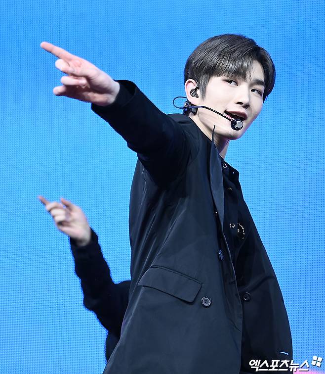 On the afternoon of the 16th, a showcase was held to commemorate the release of the second mini album A Better Tomorrow (A Vera Tomorrow) in the group dripin at the Seoul Gwangjang Dong Yes24 Live Hall.Dripin Joo Chang-uk, who attended the showcase on the day, is showing the stage.